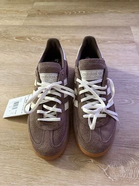 NWT Adidas Handball Spezial Sneaker in Earth Strata / Off White / Gum- Size9